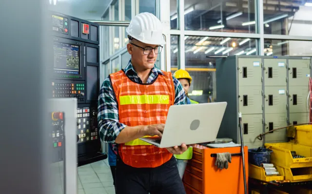 facility-management-software_employee-with-laptop_1126x700px