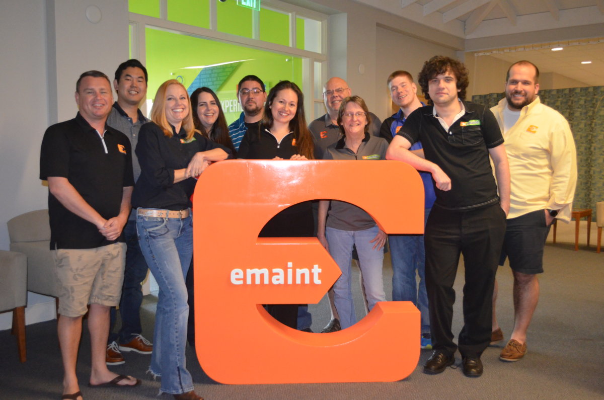 Bild des eMaint-Teams mit altem eMaint-Logo