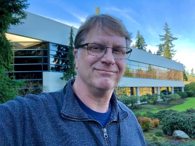 Ron Pratt em frente ao escritório da Fluke em Everett WA