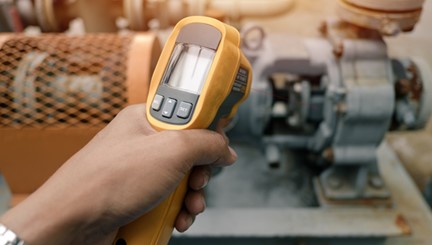 fluke handheld thermal camera used by a maintenance technician.